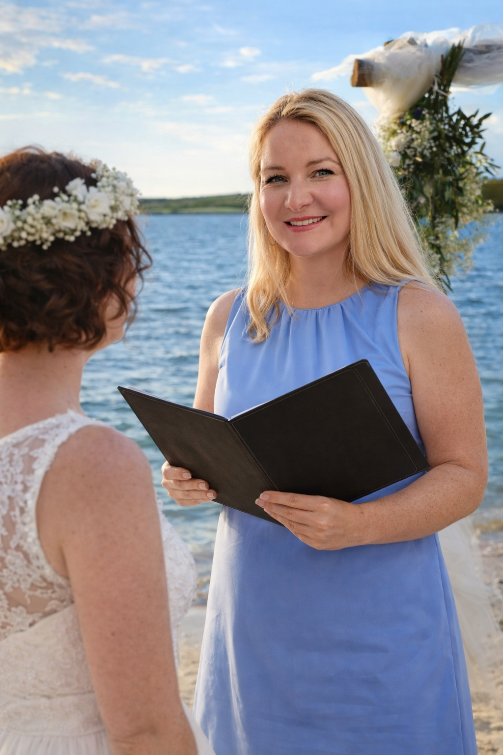 Beatrice bei einer Trauungszeremonie am See